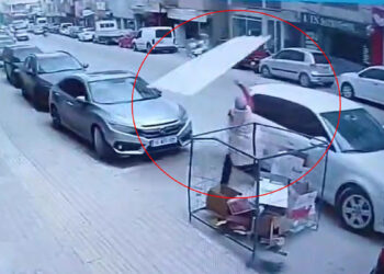 Çatıdan kopan sacın altında kalmaktan son anda kurtuldu