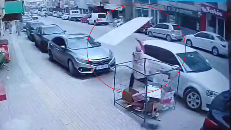 Çatıdan kopan sacın altında kalmaktan son anda kurtuldu