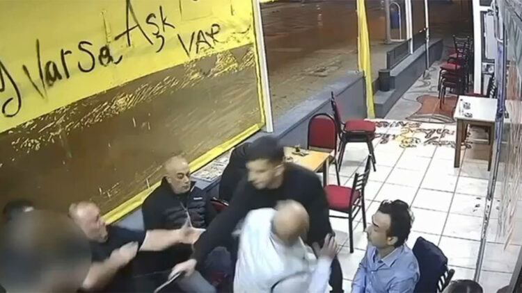 Çay ocağında oturan 1 kişi tabancayla vuruldu