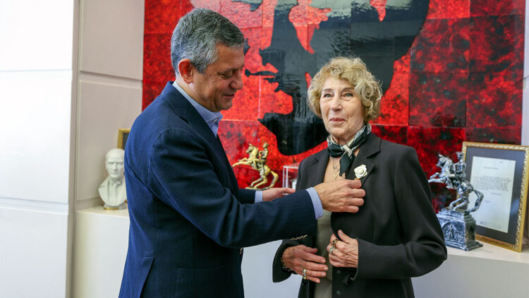 Özgür Özel Ayşe Kulin'i makamında kabul etti