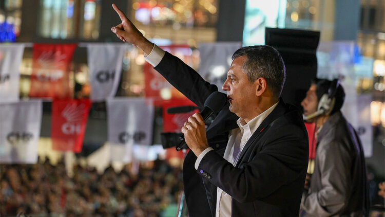 Trump'a sarılarak iktidarda kalamazsın