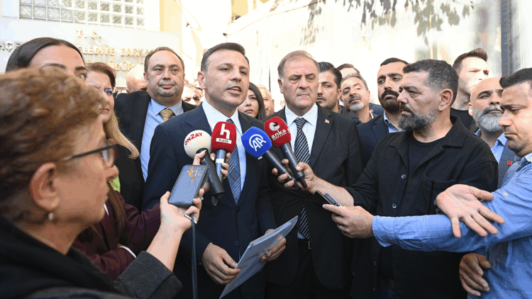 CHP İstanbul İl Başkanı seçilen Özgür Çelik mazbatasını aldı