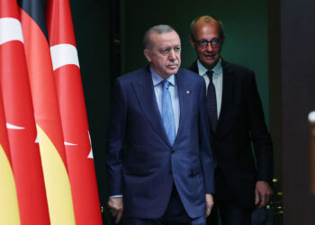 İsrail Gazze'yi yine vurdu, Almanya olarak görmüyor musunuz?