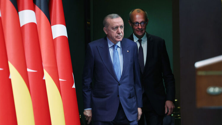 İsrail Gazze'yi yine vurdu, Almanya olarak görmüyor musunuz?