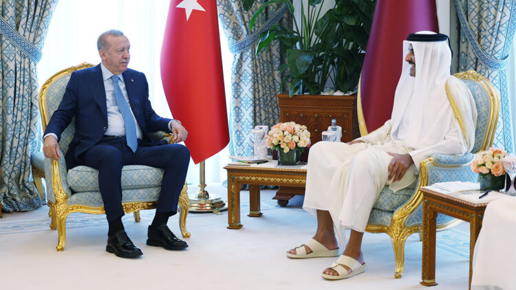 Erdoğan Katar Emiri Şeyh Temim Al Sani ile bir araya geldi
