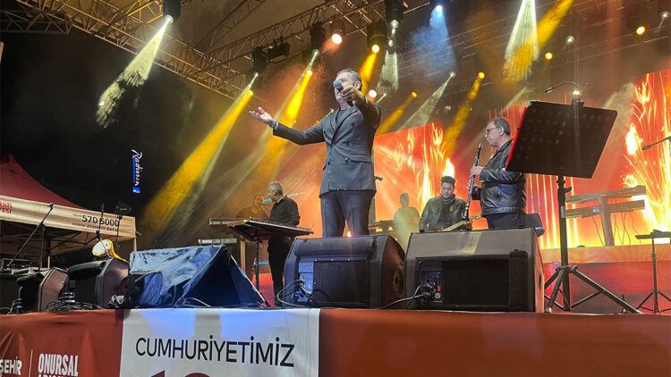 Ataşehir'de Ferhat Göçer konseri coşkusu