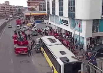 Çekmeköy'de otobüs durağa girdi; yaralılar var