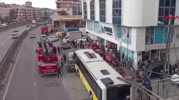 Çekmeköy'de otobüs durağa girdi; yaralılar var 