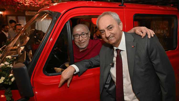 'Çiçek Abbas', yıllar sonra minibüsüyle buluştu