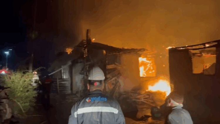 Çorum'da 3 ev yandı