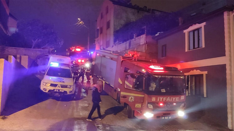 Denizli'de tek katlı evin tavanı çöktü; 6 yaralı