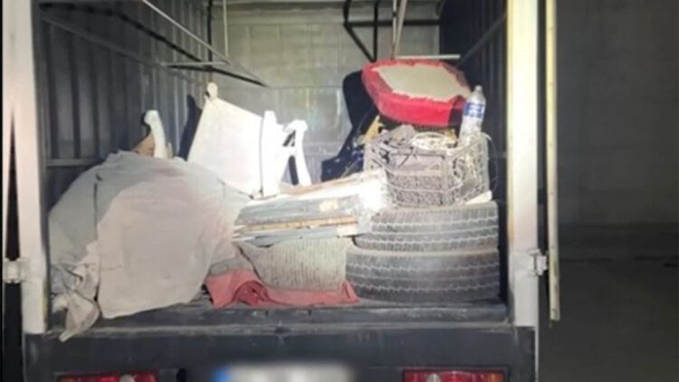 Kamyonetteki gizli bölmede 11 kaçak göçmen yakalandı