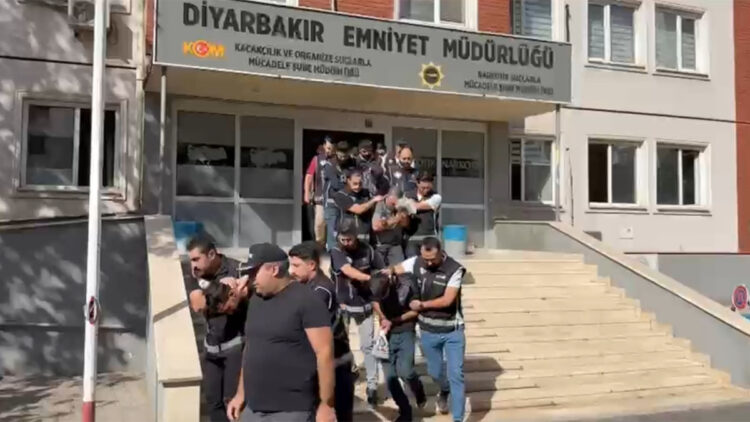 Diyarbakır merkezli 13 ilde silah kaçakçılığı operasyonunda 19 tutuklama