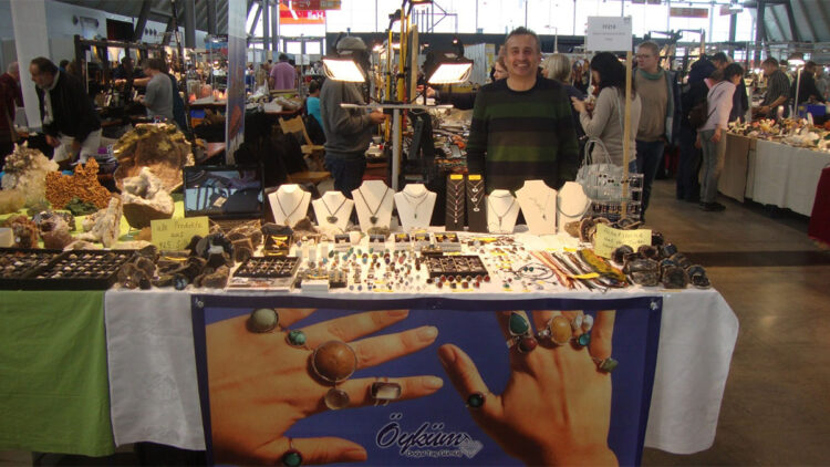 Doğadan topladığı taşları 40 yıldır işleyip takıya dönüştürüyor