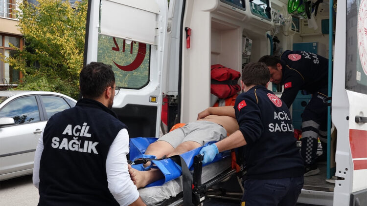 Doğal gaz kokusu olan evde bitkin bulundu