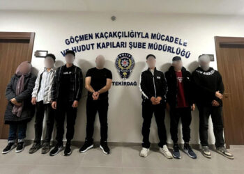 Polisin takibiyle durdurulan otomobilde 5 kaçak göçmen ve 1 hükümlü yakalandı