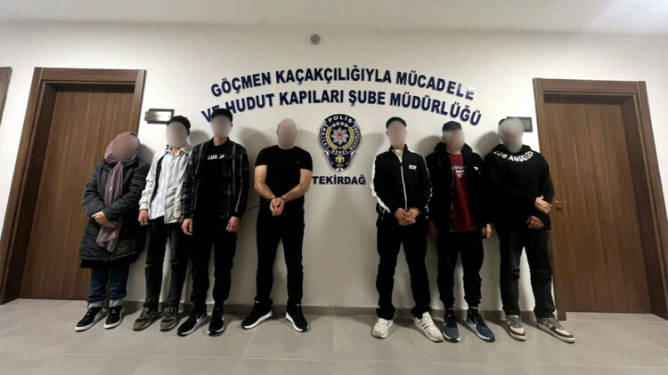 Polisin takibiyle durdurulan otomobilde 5 kaçak göçmen ve 1 hükümlü yakalandı