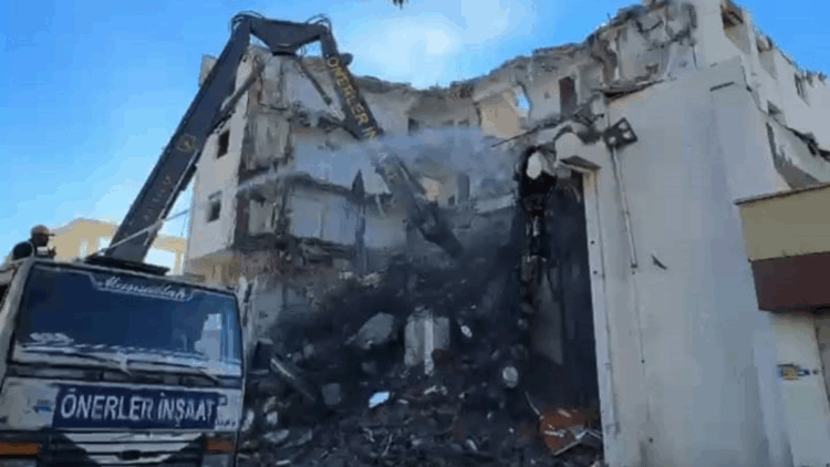 Depremde hasar gören 47 yıllık banka binası yıkılıyor