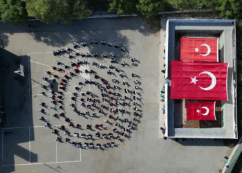 Diyarbakır'da 200 öğrenci, 1 ay hazırlanarak 29 Ekim için ‘İzindeyiz’i söyledi