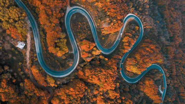 Domaniç Dağları'na uzanan kıvrımlı yollarda sonbahar manzarası