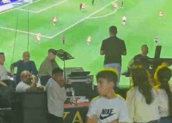 Düğünde, Galatasaray-Beşiktaş derbisi projeksiyona yansıtıldı