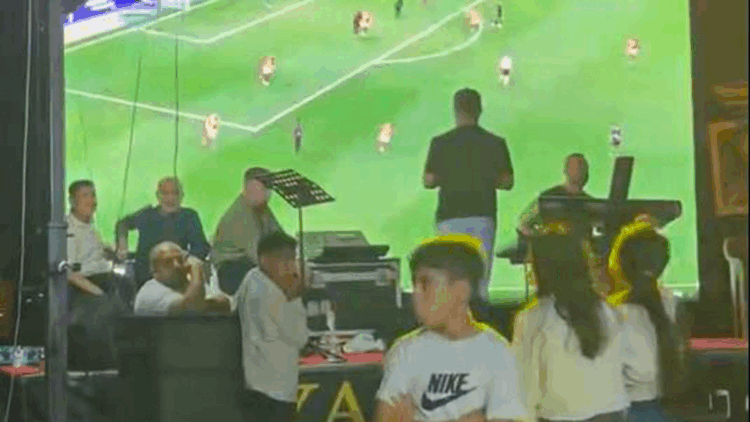 Düğünde, Galatasaray-Beşiktaş derbisi projeksiyona yansıtıldı