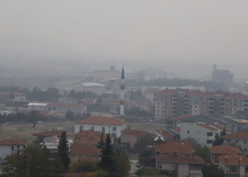 Yasak olmasına rağmen anız yakımı ilçeyi duman altında bıraktı