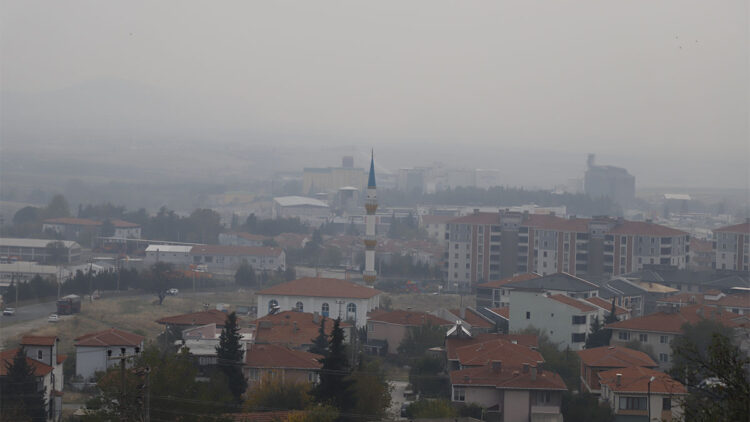 Yasak olmasına rağmen anız yakımı ilçeyi duman altında bıraktı