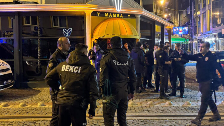 Eğlence mekanında çıkan ve caddeye taşan kavgada 2 kişi vuruldu