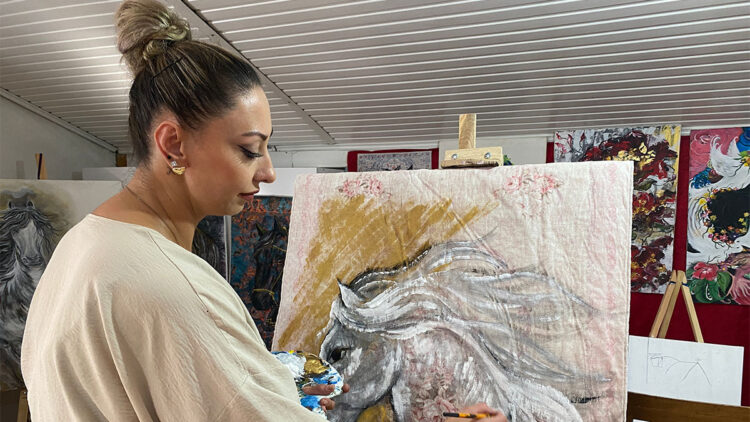 El dokuması halı ve kilimleri resimlerine 'tuval' yaptı