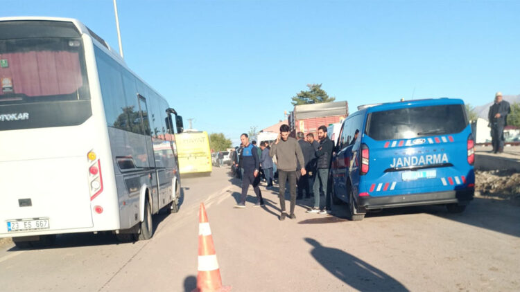 Elazığ'da park halindeki kamyona çarpan motosikletteki 2 kişi öldü
