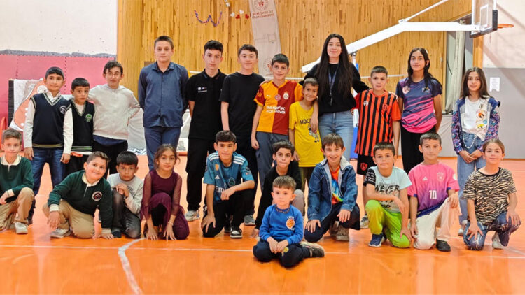 'Rüzgarın kızı' çocukları atletizmle tanıştırıyor