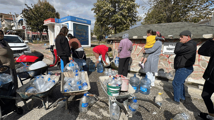 Edirne'de su kesintileri nedeniyle çeşme önlerinde kuyruk oluştu