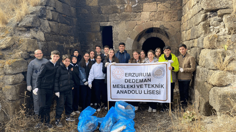 Erzurum'da öğrencilerden ecdada vefa; tarihi tabyaları temizlediler