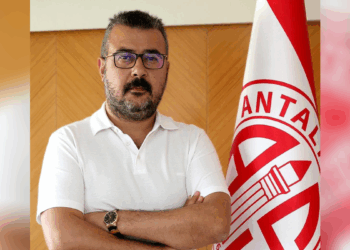 ANTALYA Büyükşehir Belediyesi’ne yönelik ‘rüşvet’ soruşturmasının 6’ncı dalga operasyonunda dün sabah gözaltına alınan 16 şüpheliden 10'u serbest bırakıldı. Eski Antalyaspor Kulübü Başkanı Aziz Çetin de hafriyat soruşturması kapsamında bugün gözaltına alındı. Antalya Büyükşehir Belediyesi’ne yönelik 'rüşvet' soruşturması kapsamında dün sabah '6'ncı dalga' operasyonu düzenlendi. Büyükşehir Belediyesi ile Antalyaspor Kulübü arasında imzalanan protokollerde usulsüzlük ve yolsuzluk iddiasına ilişkin haklarında gözaltı kararı verilen 20 şüpheliden 16'sı gözaltına alındı. 6 ŞÜPHELİ SERBEST Operasyon kapsamında gözaltına alınan iş insanları Ramazan K., Ramazan S., hafriyat işi yapan Halil A. ve Abdullah E., Burcu M., Mehmet A., Mehmet K., Nihat Y., Emine A. ve Talha Kürşat K. serbest bırakıldı. Diğer şüphelilerin emniyetteki işlemleri ise sürüyor. Antalya Büyükşehir Belediye Başkanlığı görevinden geçici uzaklaştırılan Muhittin Böcek’in ilk döneminde başkan vekilliği görevini üstlenen gözaltındaki iş insanı Metin A. ise Ekrem İmamoğlu hakkındaki yürütülen soruşturma kapsamında İstanbul'a götürüldü. Metin A.'nın, Muhittin Böcek, Gökhan Böcek ve Ekrem İmamoğlu ile ilgili irtibatı olduğu, bu nedenle İstanbul soruşturmasına dahil edildiği kaydedildi. ESKİ KULÜP BAŞKANI GÖZALTINDA Diğer yandan, eski Antalyaspor Kulübü Başkanı Avukat Aziz Çetin, bu sabah evinde gözaltına alındı. Antalya Büyükşehir Belediyesi ve Antalyaspor Kulübü arasında imzalanan protokol gereği kulübe aktarılması gereken yaklaşık 2 milyar TL'lik hafriyat parasıyla ilgili yolsuzluk iddiaları nedeniyle gözaltına alınan Aziz Çetin, KOM ekipleri tarafından Antalya İl Emniyet Müdürlüğü'ne götürüldü.