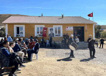 Eski okul binasını 'el birliği' ile restore edip, sosyal alana dönüştürdüler