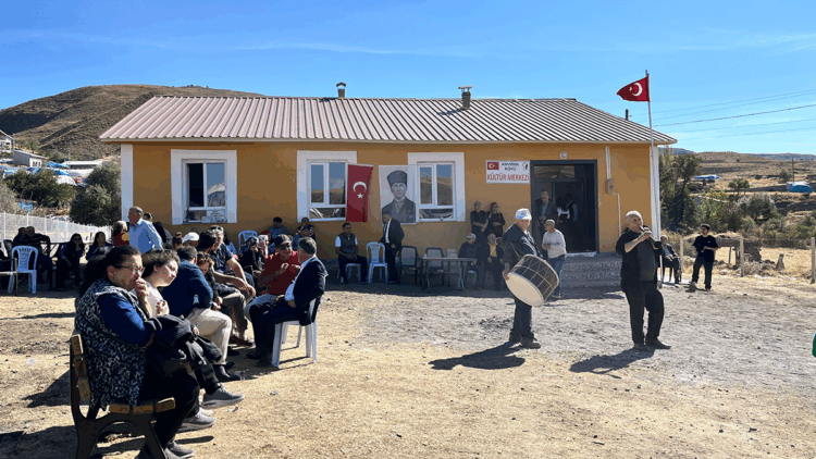 Eski okul binasını 'el birliği' ile restore edip, sosyal alana dönüştürdüler