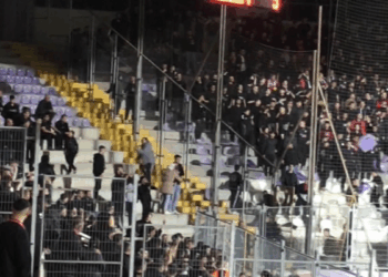 Eskişehirsporlu taraftarlar, tribündeki koltukları kırıp sahaya attılar