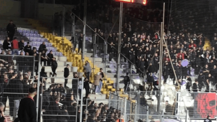 Eskişehirsporlu taraftarlar, tribündeki koltukları kırıp sahaya attılar 