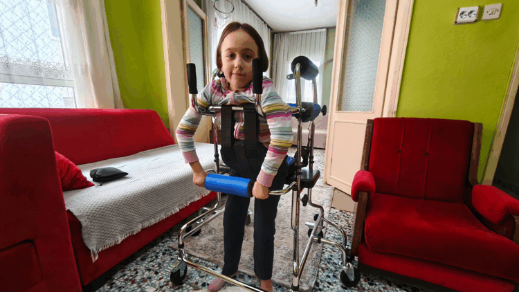 Evde eğitim gören SMA'lı Melek, sağlığına kavuşmak istiyor