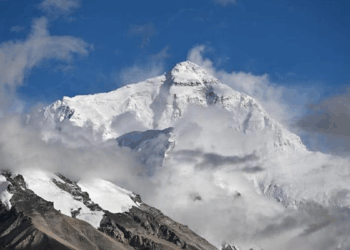 Everest Dağı'ndaki kar fırtınası nedeniyle 1 kişi hayatını kaybetti