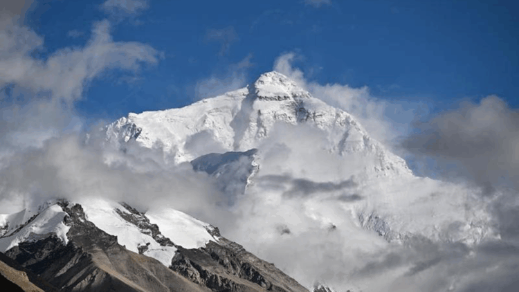 Everest Dağı'ndaki kar fırtınası nedeniyle 1 kişi hayatını kaybetti