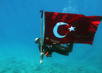 Fethiye'de su altında Cumhuriyet kutlaması