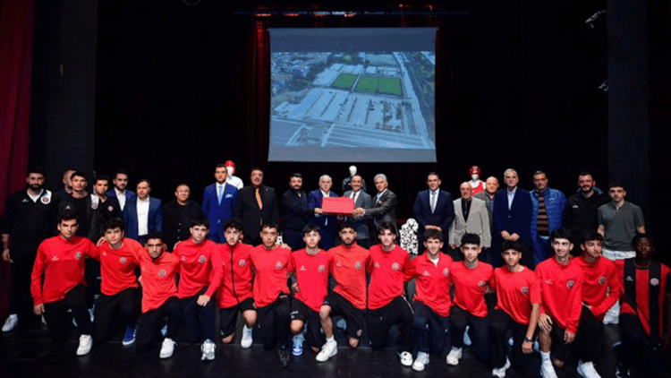 Fatih Belediyesi’nden amatör spor kulüplerine malzeme desteği