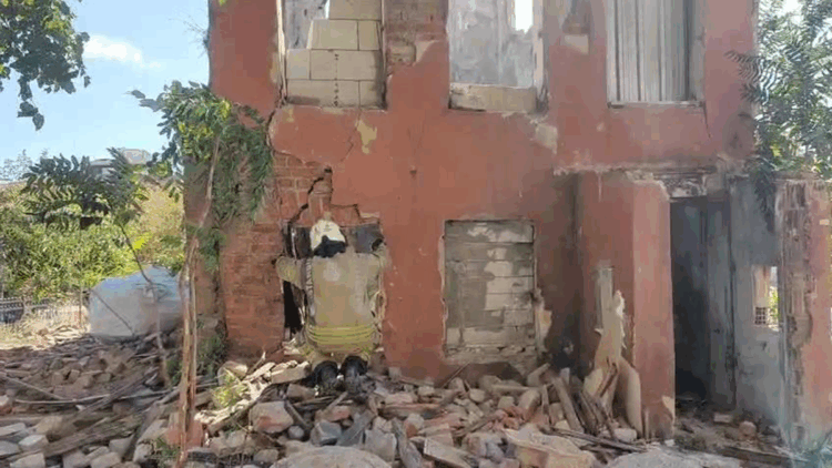 Fatih'te 2 katlı metruk bina çöktü