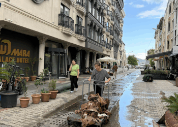 Fethiye'de sağanak sonrası sel suları çekildi; temizlik çalışması yapıldı