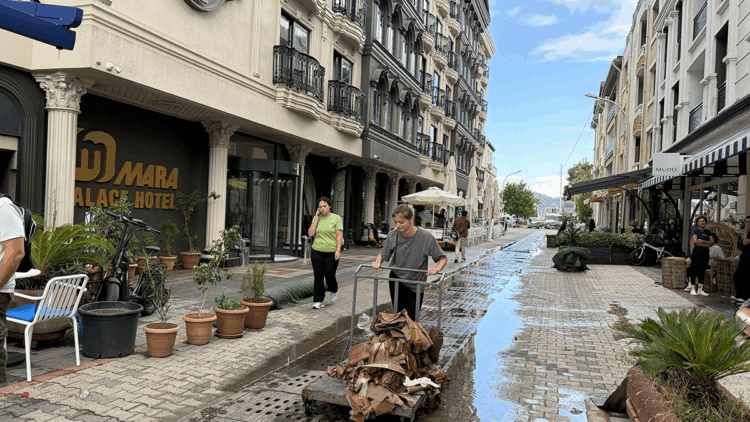 Fethiye'de sağanak sonrası sel suları çekildi; temizlik çalışması yapıldı