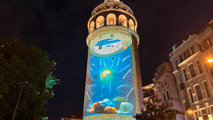 Galata Kulesi, Sıfır Atık Forumu kapsamında çevre görselleriyle aydınlatıldı