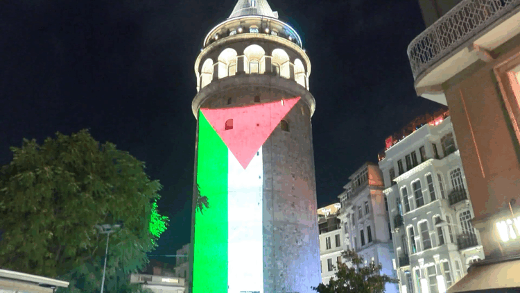 Galata Kulesi'ne Filistin Bayrağı yansıtıldı