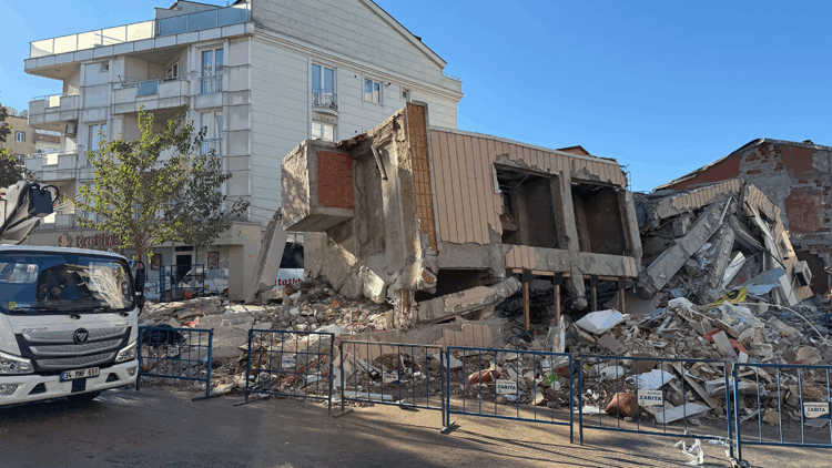 Gebze'de çöken binanın enkazı savcıların incelemesi sonrası kaldırılacak